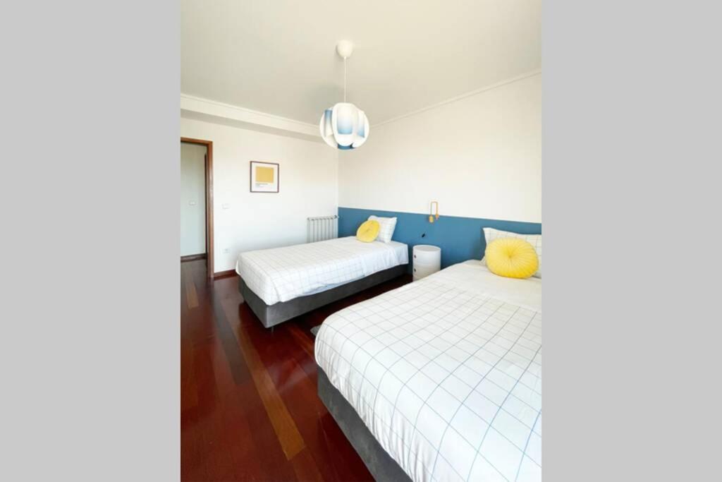 Yellow House Aveiro Smart Tv And Garage Exterior photo