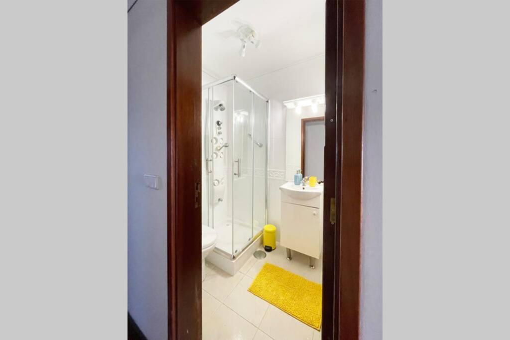 Yellow House Aveiro Smart Tv And Garage Exterior photo